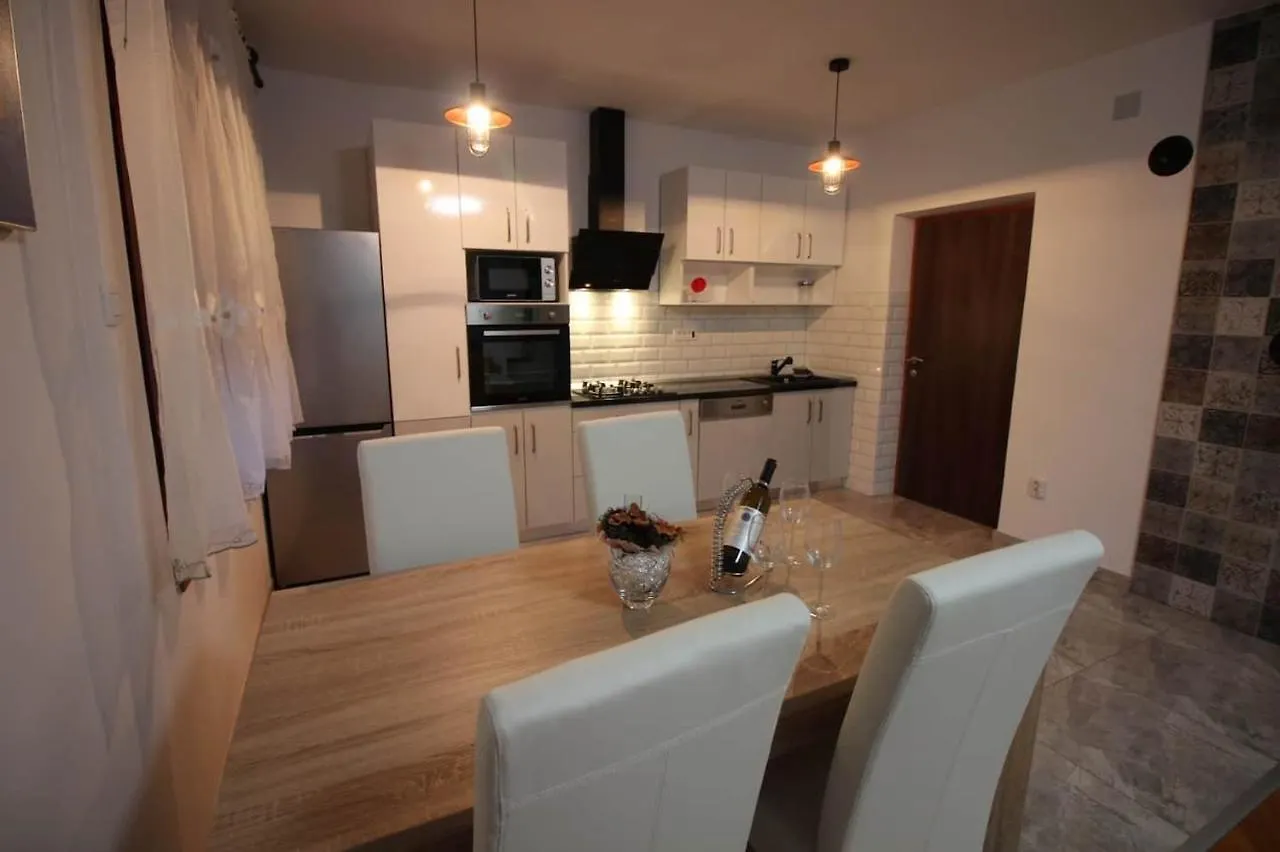 Moderan Apartman U Blizini Mora Povile Apartment